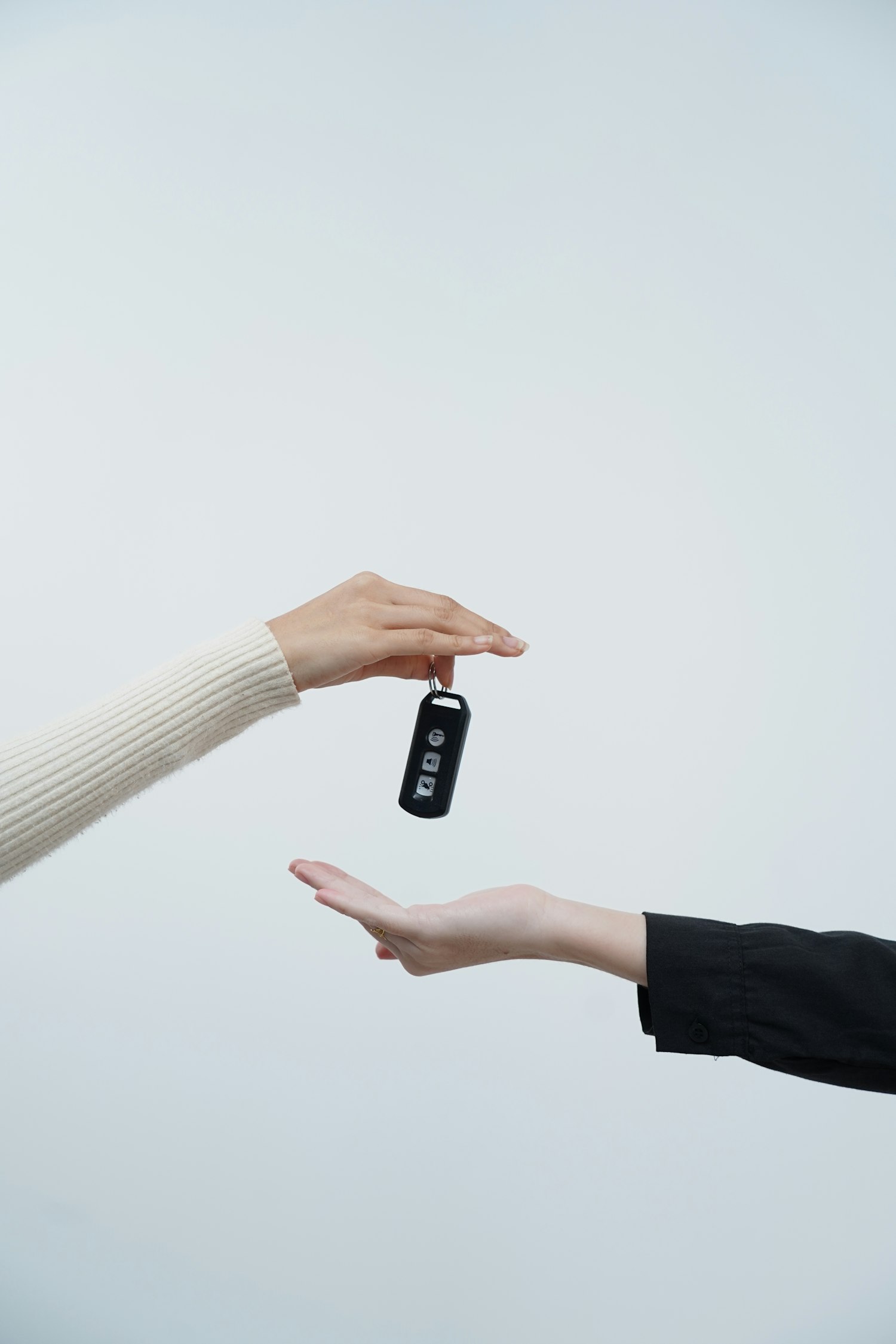 Übergabe eines Autoschlüssels zwischen zwei Personen