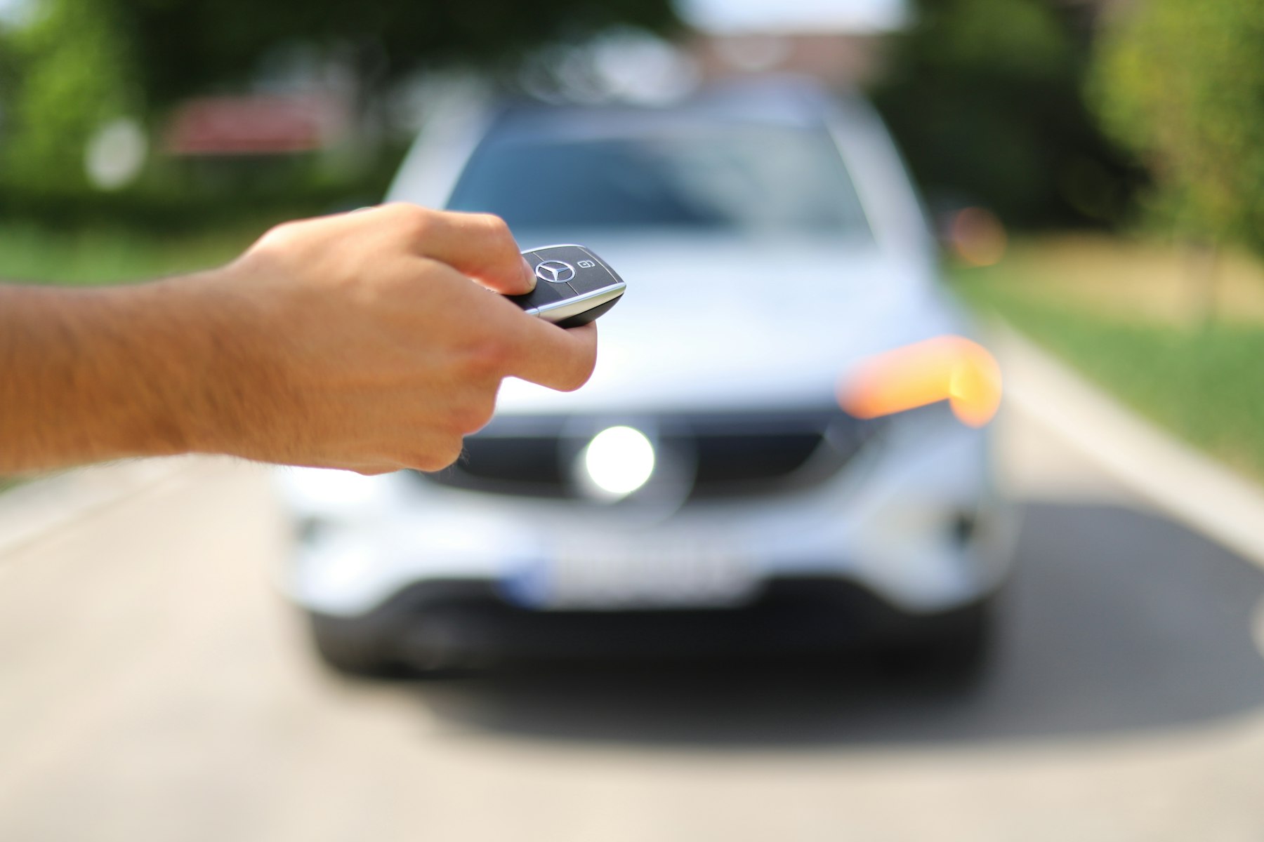 Person öffnet ein Fahrzeug mit einem Funkschlüssel